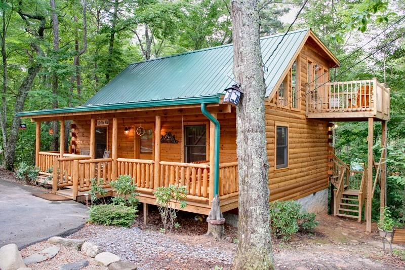 2 bedroom, 2 bathroom cabin in between Pigeon Forge and Gatlinburg